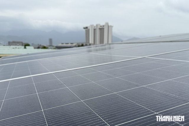 Những đường kẻ trên tấm pin mặt trời không chỉ để trang trí - Ảnh 1.