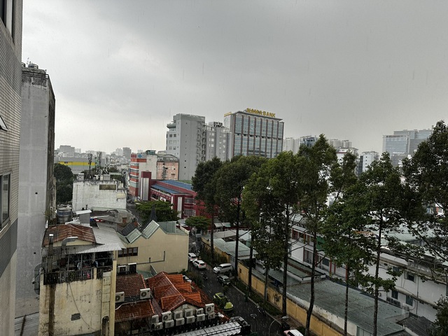 'Mưa v&agrave;ng' giải nhiệt cho TP.HCM sau những ng&agrave;y nắng n&oacute;ng- Ảnh 2.