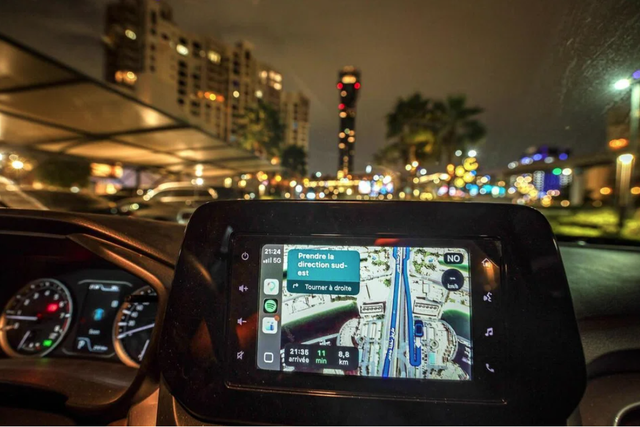 UAE trước t&igrave;nh cảnh t&agrave;u b&egrave; th&igrave; 'tr&ecirc;n cạn' c&ograve;n xe cộ 'lội biển' v&igrave; nhiễu GPS - Ảnh 1.