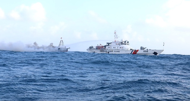 Ph&uacute; Quốc: Cứu kịp thời 4 thuyền vi&ecirc;n t&agrave;u c&aacute; bị ch&aacute;y tr&ecirc;n biển - Ảnh 1.