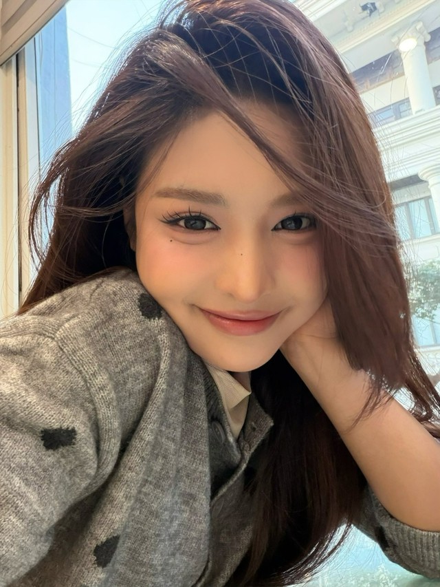 Sắc vóc nóng bỏng của cô gái 'gây sốt' trong MV mới của HIEUTHUHAI- Ảnh 1.