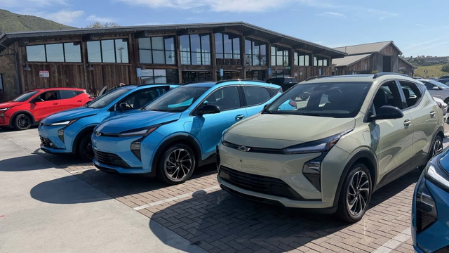 Gi&aacute; xăng dầu li&ecirc;n tục biến động, lượng t&igrave;m kiếm xe điện gia tăng - Ảnh 1.