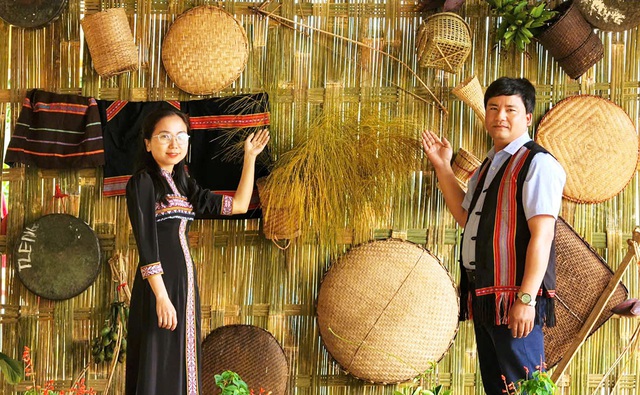 Băng rừng đến 'ng&agrave;y hội non s&ocirc;ng':Con đường gian nan v&agrave;o điểm bầu cử n&oacute;c &ocirc;ng B&igrave;nh - Ảnh 4.