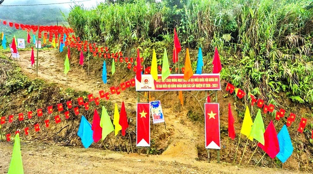 Băng rừng đến 'ng&agrave;y hội non s&ocirc;ng':Con đường gian nan v&agrave;o điểm bầu cử n&oacute;c &ocirc;ng B&igrave;nh - Ảnh 2.