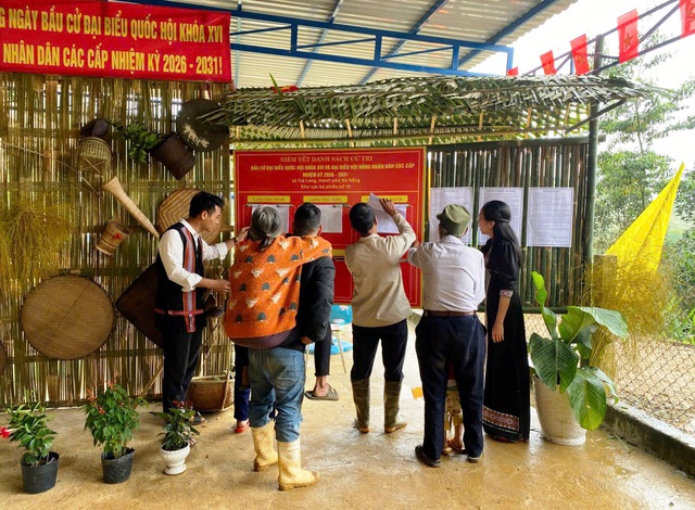 Băng rừng đến 'ng&agrave;y hội non s&ocirc;ng':Con đường gian nan v&agrave;o điểm bầu cử n&oacute;c &ocirc;ng B&igrave;nh - Ảnh 5.