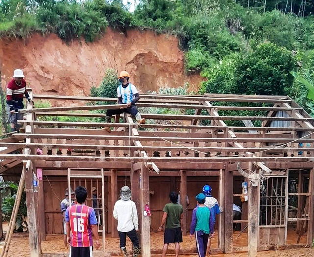 Đ&agrave; Nẵng: Sườn đồi nứt to&aacute;c d&agrave;i 500 m đe dọa cuộc sống 60 hộ d&acirc;n - Ảnh 2.