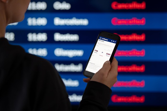 Một h&atilde;ng h&agrave;ng kh&ocirc;ng phải hủy kỷ lục hơn 1.000 chuyến bay do gi&aacute; dầu tăng cao- Ảnh 2.