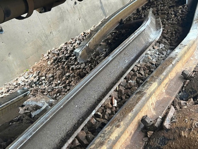 T&agrave;u h&agrave;ng trật b&aacute;nh tr&ecirc;n đ&egrave;o Hải V&acirc;n, tuyến đường sắt Bắc - Nam tạm gi&aacute;n đoạn- Ảnh 2.