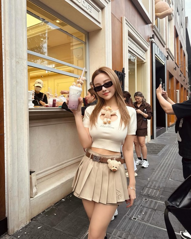 Kính râm khẳng định khí chất, nâng tầm phong cách quý cô- Ảnh 4. Kính râm khẳng định khí chất, nâng tầm phong cách quý cô- Ảnh 4.