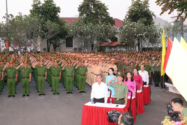 Lực lượng công an, vũ trang Cần Thơ bầu cử sớm để làm nhiệm vụ đặc thù - Ảnh 1.