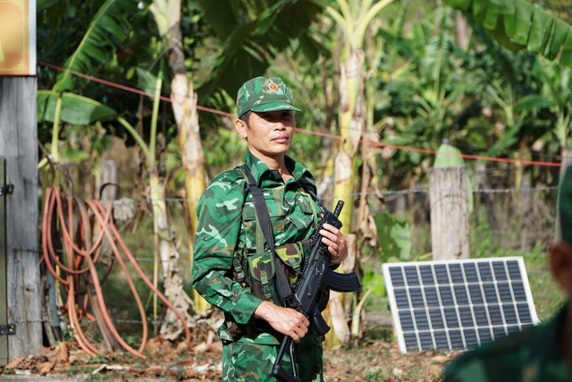 Hòm phiếu lưu động đến vùng biên giới- Ảnh 5. Hòm phiếu lưu động đến vùng biên giới- Ảnh 5.