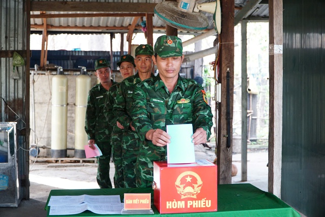 Hòm phiếu lưu động đến vùng biên giới- Ảnh 6. Hòm phiếu lưu động đến vùng biên giới- Ảnh 6.