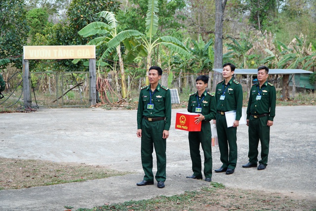 Hòm phiếu lưu động đến vùng biên giới- Ảnh 3. Hòm phiếu lưu động đến vùng biên giới- Ảnh 3.