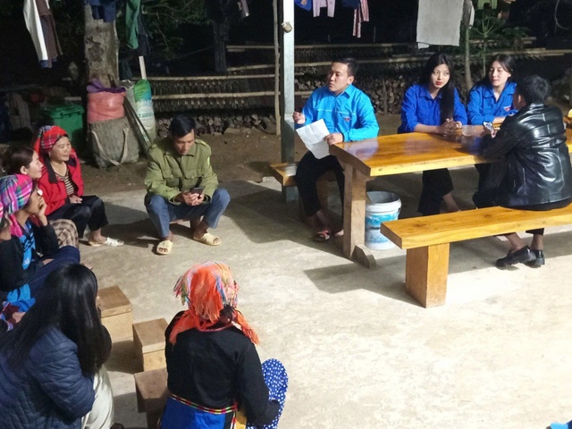 Đưa thông tin bầu cử về với bản làng vùng cao Lai Châu - Ảnh 1.