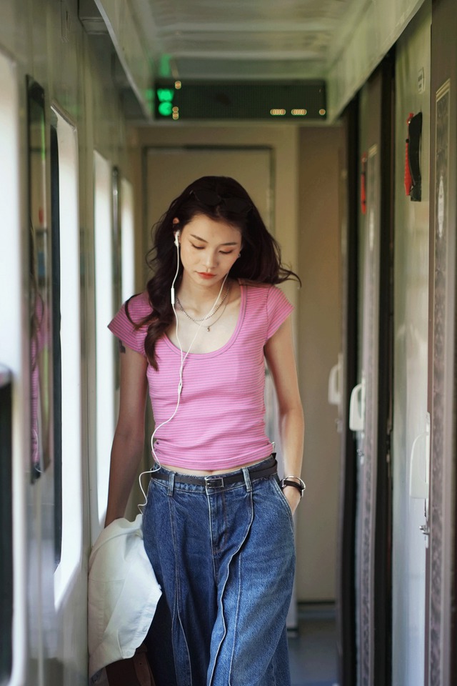 Khám phá 3 kiểu áo đẹp nhất nên diện cùng quần jeans xanh- Ảnh 1.