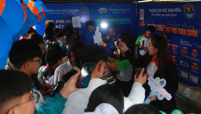 Những gian hàng đặc biệt tại Tư vấn mùa thi thu hút học sinh Quảng Trị- Ảnh 2. Những gian hàng đặc biệt tại Tư vấn mùa thi thu hút học sinh Quảng Trị- Ảnh 2.