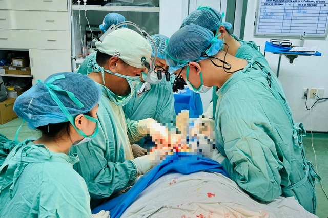  Bác sĩ thu nhỏ bộ ngực quá khổ - Ảnh 1.