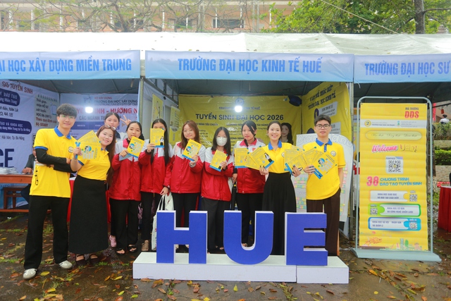 Những gian hàng đặc biệt tại Tư vấn mùa thi thu hút học sinh Quảng Trị- Ảnh 1. Những gian hàng đặc biệt tại Tư vấn mùa thi thu hút học sinh Quảng Trị- Ảnh 1.