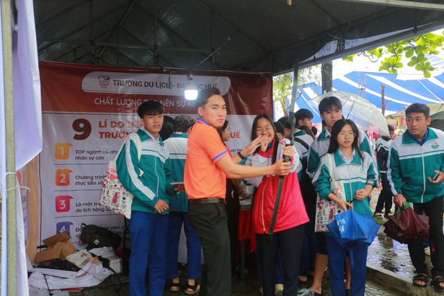 Những gian hàng đặc biệt tại Tư vấn mùa thi thu hút học sinh Quảng Trị- Ảnh 5. Những gian hàng đặc biệt tại Tư vấn mùa thi thu hút học sinh Quảng Trị- Ảnh 5.