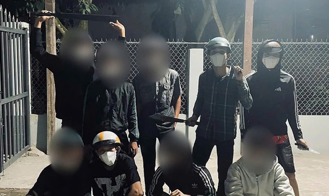 Nh&oacute;m thanh thiếu ni&ecirc;n mang dao tự chế đi ch&eacute;m người rồi chụp ảnh &ldquo;kỷ niệm&rdquo; - Ảnh 1.