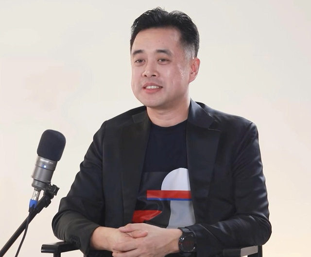 Nam nhạc sĩ từng th&iacute;ch tự do, nay sống vi&ecirc;n m&atilde;n b&ecirc;n vợ k&eacute;m 13 tuổi- Ảnh 1.