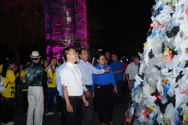 Người trẻ rủ nhau đi xem rác… biến hình- Ảnh 5. Người trẻ rủ nhau đi xem rác… biến hình- Ảnh 5.