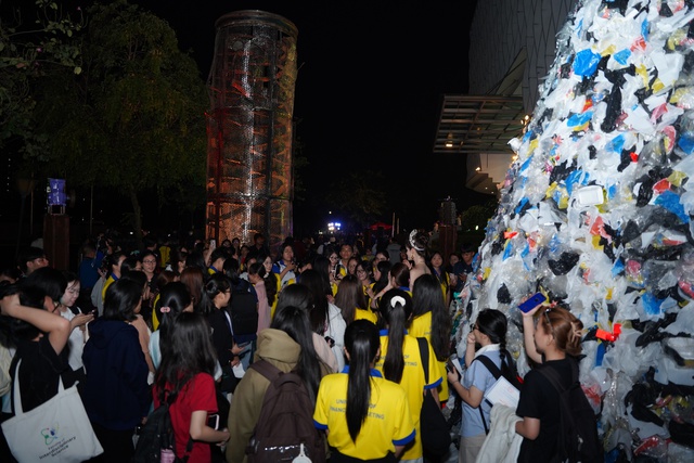 Người trẻ rủ nhau đi xem rác… biến hình- Ảnh 1. Người trẻ rủ nhau đi xem rác… biến hình- Ảnh 1.