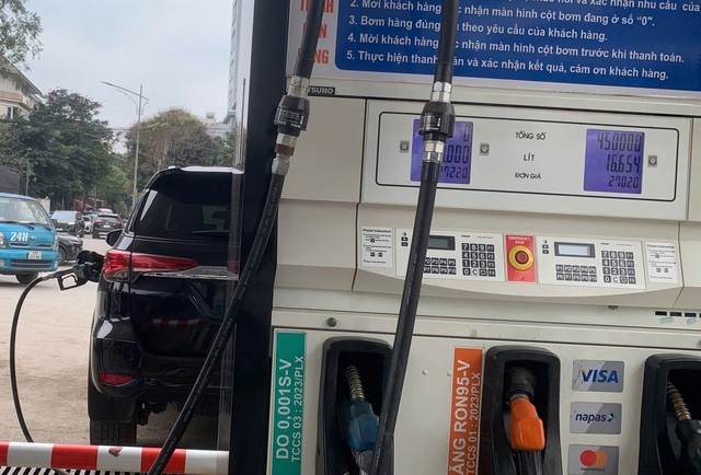 Xăng RON 95 hơn 25.000 đồng/lít, dầu diesel hơn 27.000 đồng/lít - Ảnh 1.