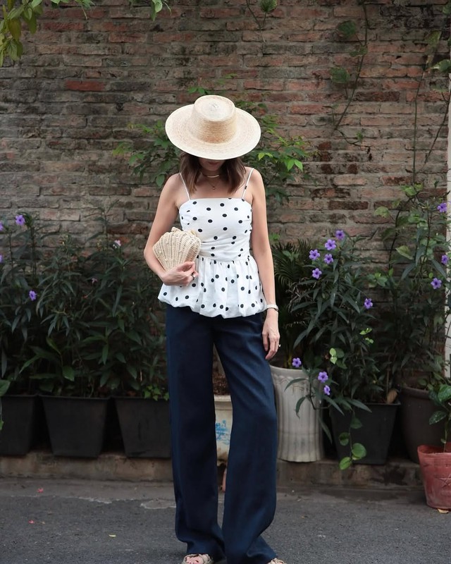 Bí quyết diện họa tiết chấm bi sang mà không sến- Ảnh 2.