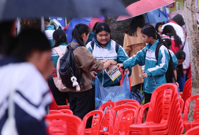 Hình ảnh đẹp nơi sân Trường THPT Đông Hà sau chương trình Tư vấn mùa thi- Ảnh 2. Hình ảnh đẹp nơi sân Trường THPT Đông Hà sau chương trình Tư vấn mùa thi- Ảnh 2.