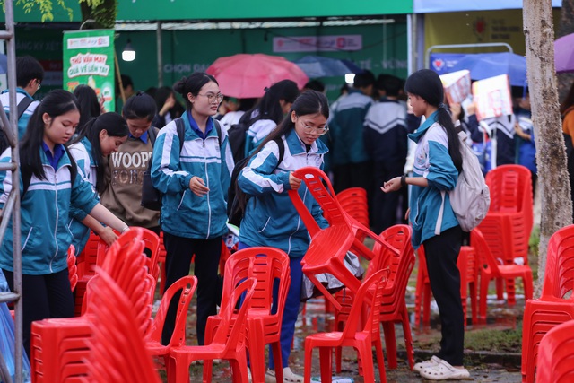 Hình ảnh đẹp nơi sân Trường THPT Đông Hà sau chương trình Tư vấn mùa thi- Ảnh 3. Hình ảnh đẹp nơi sân Trường THPT Đông Hà sau chương trình Tư vấn mùa thi- Ảnh 3.