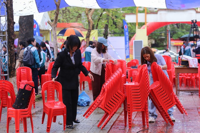 Hình ảnh đẹp nơi sân Trường THPT Đông Hà sau chương trình Tư vấn mùa thi- Ảnh 4. Hình ảnh đẹp nơi sân Trường THPT Đông Hà sau chương trình Tư vấn mùa thi- Ảnh 4.