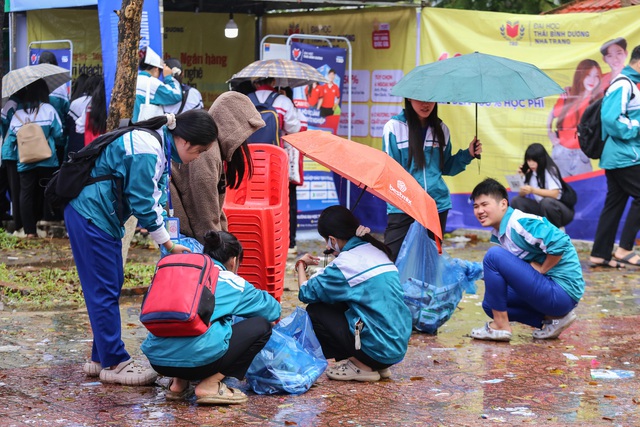 Hình ảnh đẹp nơi sân Trường THPT Đông Hà sau chương trình Tư vấn mùa thi- Ảnh 1. Hình ảnh đẹp nơi sân Trường THPT Đông Hà sau chương trình Tư vấn mùa thi- Ảnh 1.