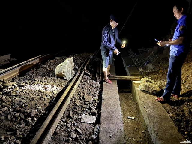 Liên tiếp đá rơi trên đèo Hải Vân, đường sắt tạm dừng chạy tàu- Ảnh 1.