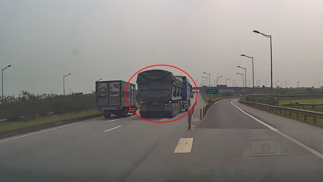 Xe ben đi lùi trên cao tốc, dân mạng đề nghị tước bằng lái tài xế - Ảnh 1.