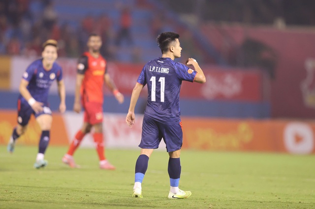 HLV Vũ Tiến Thành chê ‘tơi tả’ cầu thủ Ninh Bình, HLV Polking bất ngờ khiêm tốn đến khó tin- Ảnh 4.