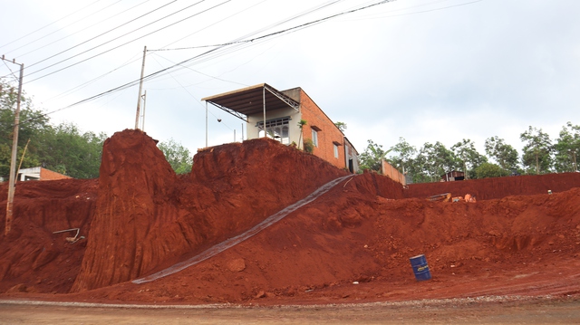 Vụ nh&agrave; d&acirc;n ch&ecirc;nh v&ecirc;nh b&ecirc;n m&eacute;p vực s&acirc;u tại Đồng Nai Cần xin lỗi người d&acirc;n - Ảnh 4.