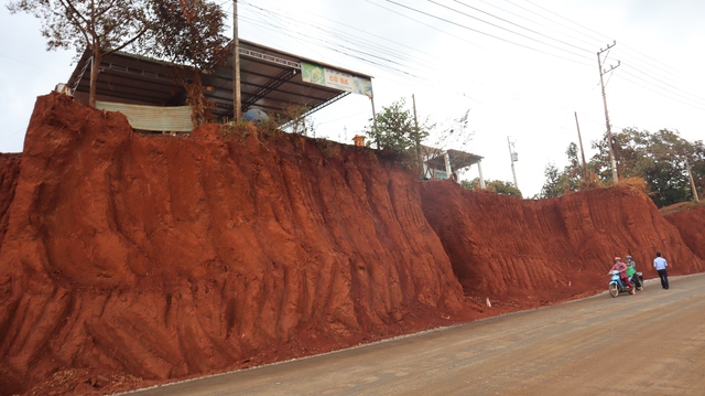 Vụ nh&agrave; d&acirc;n ch&ecirc;nh v&ecirc;nh b&ecirc;n m&eacute;p vực s&acirc;u tại Đồng Nai Cần xin lỗi người d&acirc;n - Ảnh 1.