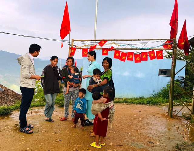 Thanh ni&ecirc;n g&oacute;p sức v&agrave;o th&agrave;nh c&ocirc;ng của cuộc bầu cử - Ảnh 3.