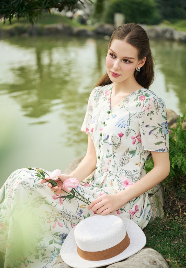 Quyến rũ, thu hút từ văn phòng đến đường phố cùng trang phục cổ chữ V- Ảnh 1.