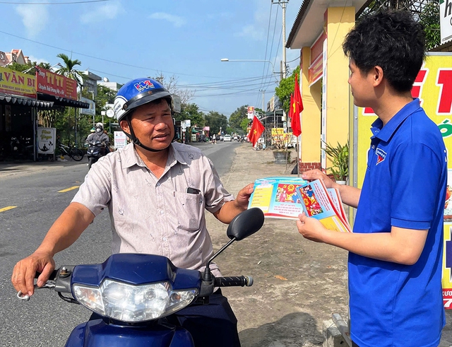 Thanh ni&ecirc;n g&oacute;p sức v&agrave;o th&agrave;nh c&ocirc;ng của cuộc bầu cử - Ảnh 2.