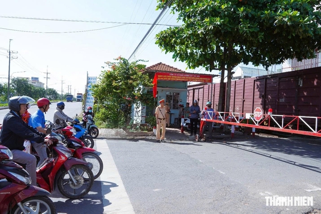 Rào chắn đường sắt đang hạ, dừng xe cách bao nhiêu mét để tránh bị phạt? - Ảnh 2.