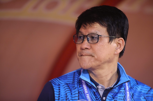 HLV Vũ Tiến Thành chê ‘tơi tả’ cầu thủ Ninh Bình, HLV Polking bất ngờ khiêm tốn đến khó tin- Ảnh 1.