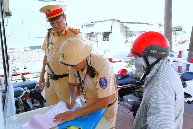 Cố vượt rào chắn khi có tín hiệu tàu hỏa bị phạt tới 22 triệu đồng - Ảnh 2. Cố vượt rào chắn khi có tín hiệu tàu hỏa bị phạt tới 22 triệu đồng - Ảnh 2.