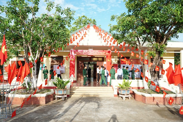 Hòm phiếu lưu động đến vùng biên giới- Ảnh 1. Hòm phiếu lưu động đến vùng biên giới- Ảnh 1.