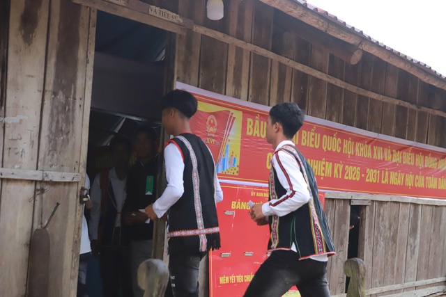 Làng biệt lập ở Gia Lai hoàn thành bầu cử sớm giữa núi cao - Ảnh 1.