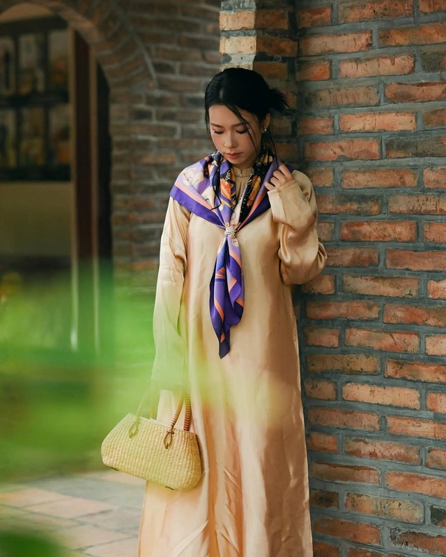 Khăn lụa họa tiết biến tấu đầy sức hút cho các quý cô- Ảnh 1.