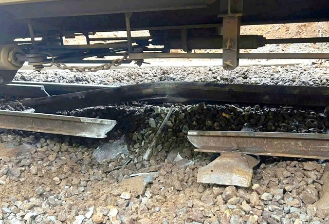 Tạm dừng nhiều chuyến tàu qua đèo Hải Vân do đá rơi làm hư hỏng đường ray- Ảnh 1. Tạm dừng nhiều chuyến tàu qua đèo Hải Vân do đá rơi làm hư hỏng đường ray- Ảnh 1.