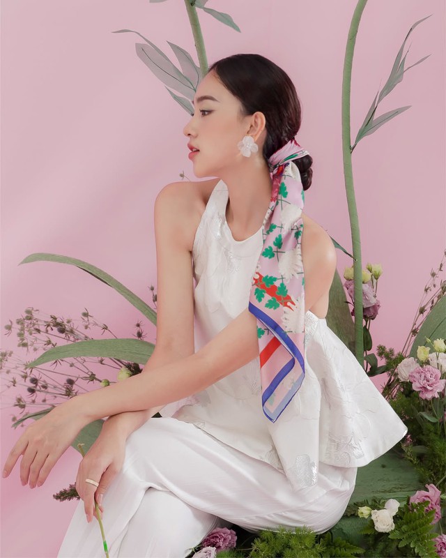 Khăn lụa họa tiết biến tấu đầy sức hút cho các quý cô- Ảnh 2.