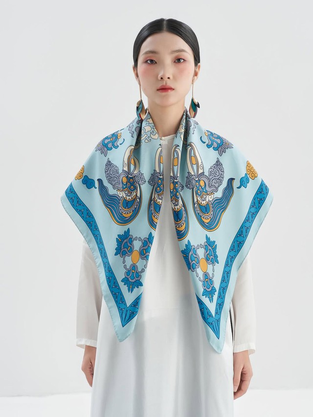 Khăn lụa họa tiết biến tấu đầy sức hút cho các quý cô- Ảnh 4.